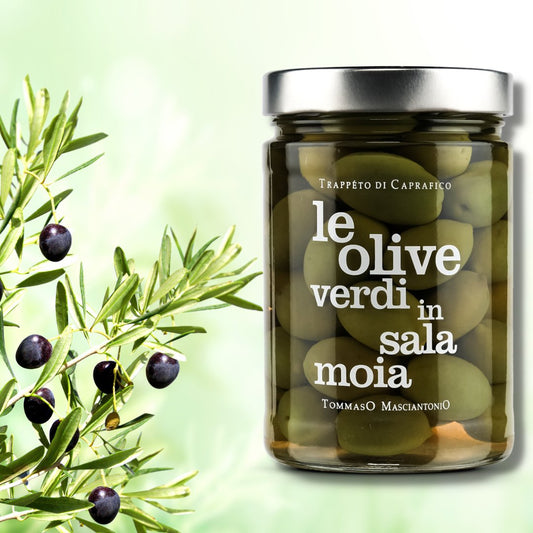 Tommaso Masciantonio: Glas mit grünen Oliven neben einem Olivenzweig.