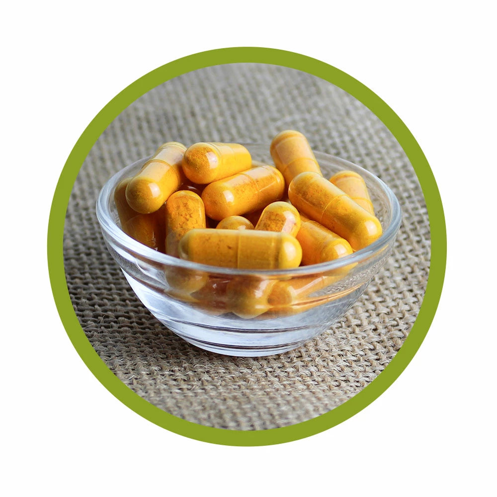 Curcumin Piperin: gelbe Kapseln in einer Glasschale.