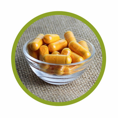 Curcumin Piperin: gelbe Kapseln in einer Glasschale.