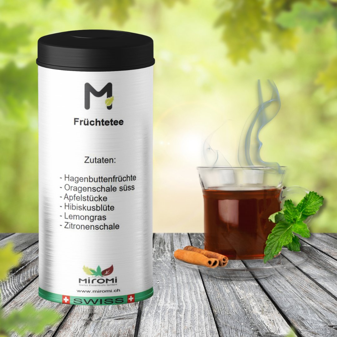 MIROMI Früchtetee: Teedose neben einem Glas Tee.