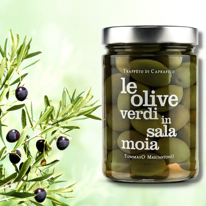 Tommaso Masciantonio: Glas mit grünen Oliven neben einem Olivenzweig.